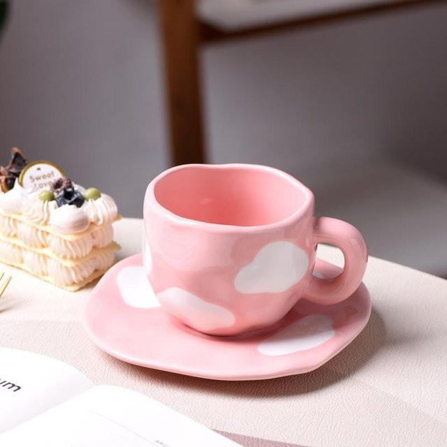 Handbemaltes Keramik Kaffeetassen-Untertassen-Set von Yiran Furniture in Weiß und Pink mit Wolken-Design - Bild 1