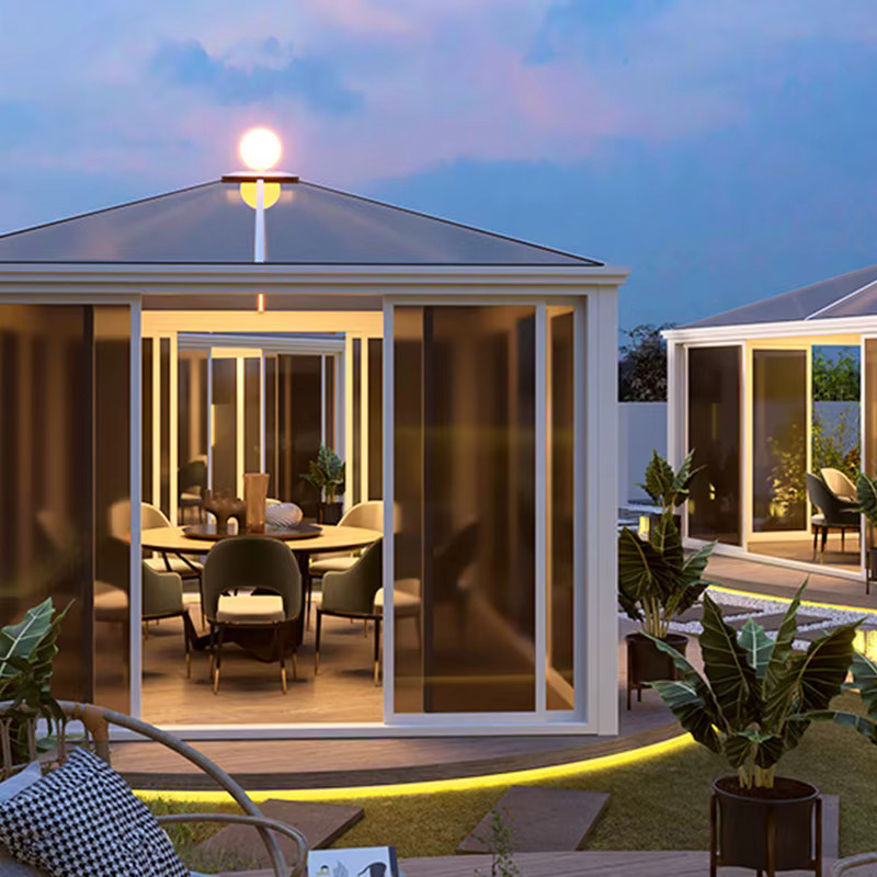 Modernes Aluminium-Wintergartenhaus als Anbau für Balkon und Terrasse in Weiß und Silber - Bild 1
