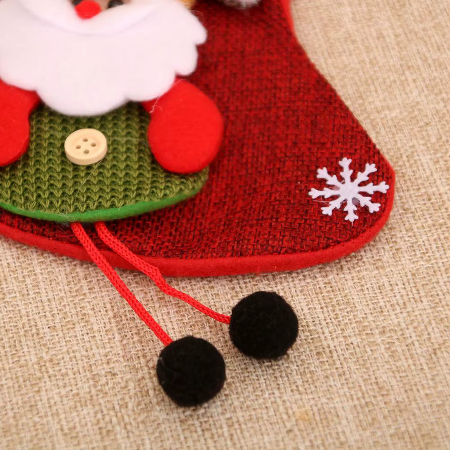 Weihnachtssocken und Geschenktüten mit Motiven von Weihnachtsmann, Schneemann oder Elch in Rot - Bild 5