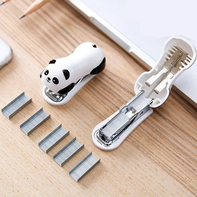Rotes Panda Hefter-Set mit 10 Mini-Klammernadeln im Cartoon-Design - Bild 1