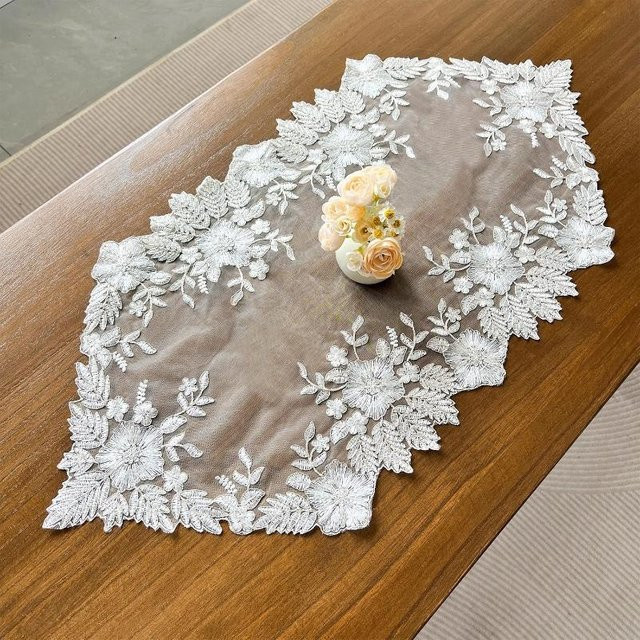 Oval bestickte Tischdecke in Weiß mit floralem Spitzenmuster für Wohnzimmer und Schlafzimmer, B/T: 83 x 35 cm - Bild 1