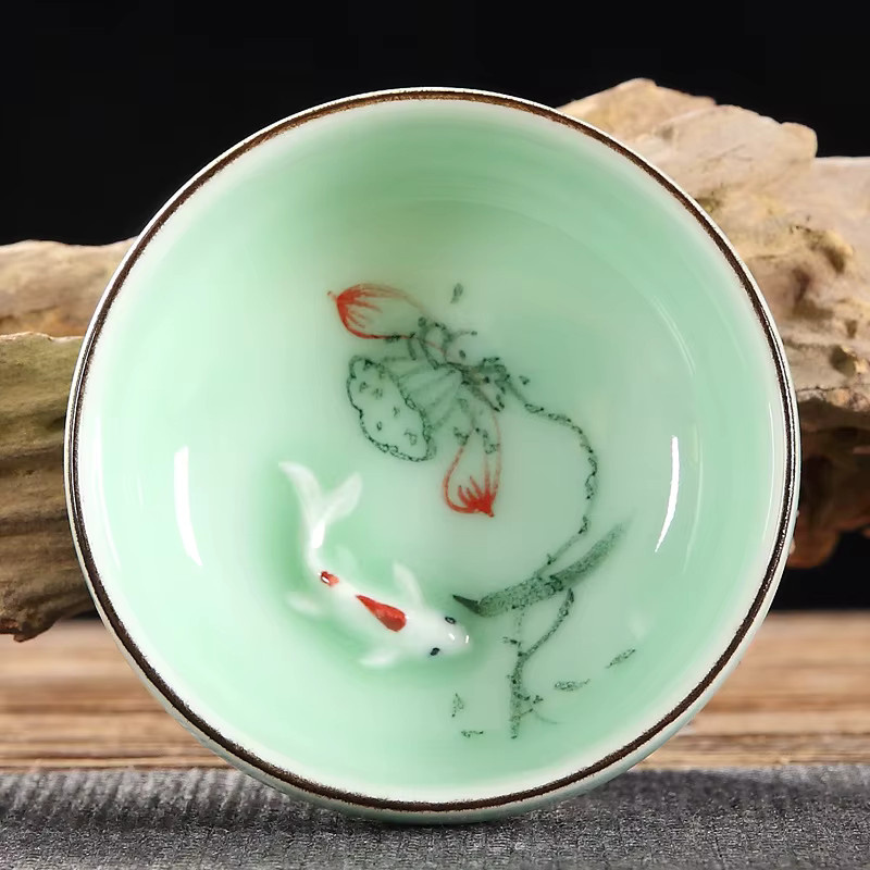 Handbemalte Lucky Carp Design Teetasse aus Keramik in Grün mit Longquan-Glasur für Pu'er Gongfu Tee, B/T/H: 7,0 x 6,0 x 3,2 cm - Bild 3
