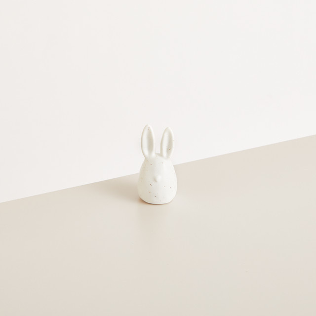BLUME2000 Deko Keramik Hase mit geraden Ohren, gesprenkelt, weiß, Höhe: 7,0 cm, Breite: 3,5 cm, Tiefe: 3,5 cm - Bild 1