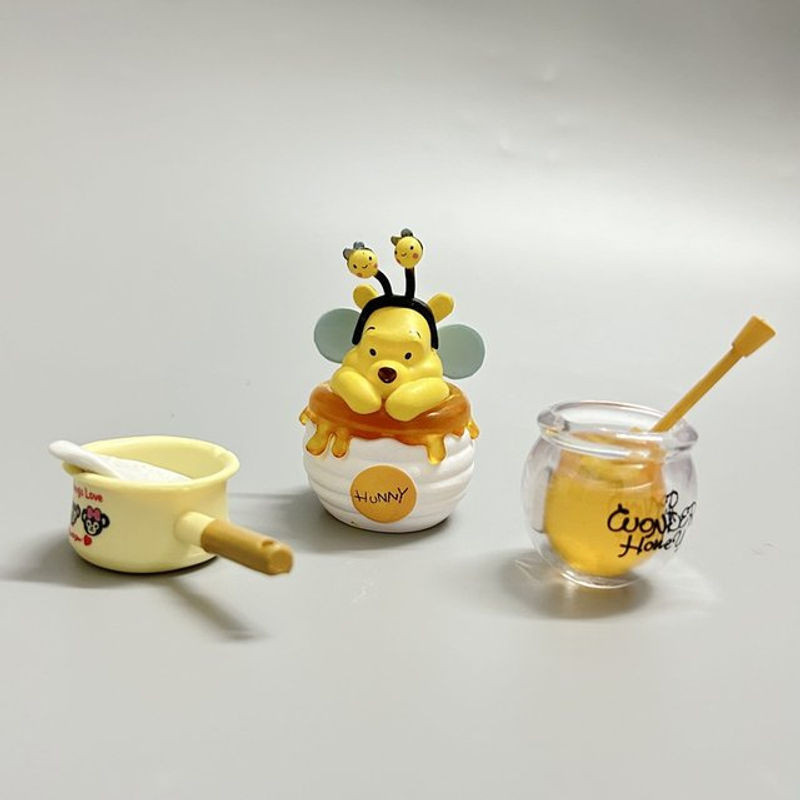 Disney Winnie the Pooh Actionfigur aus Kunstharz in Gelb als Kawaii Deko-Modell für Kinder - Bild 1