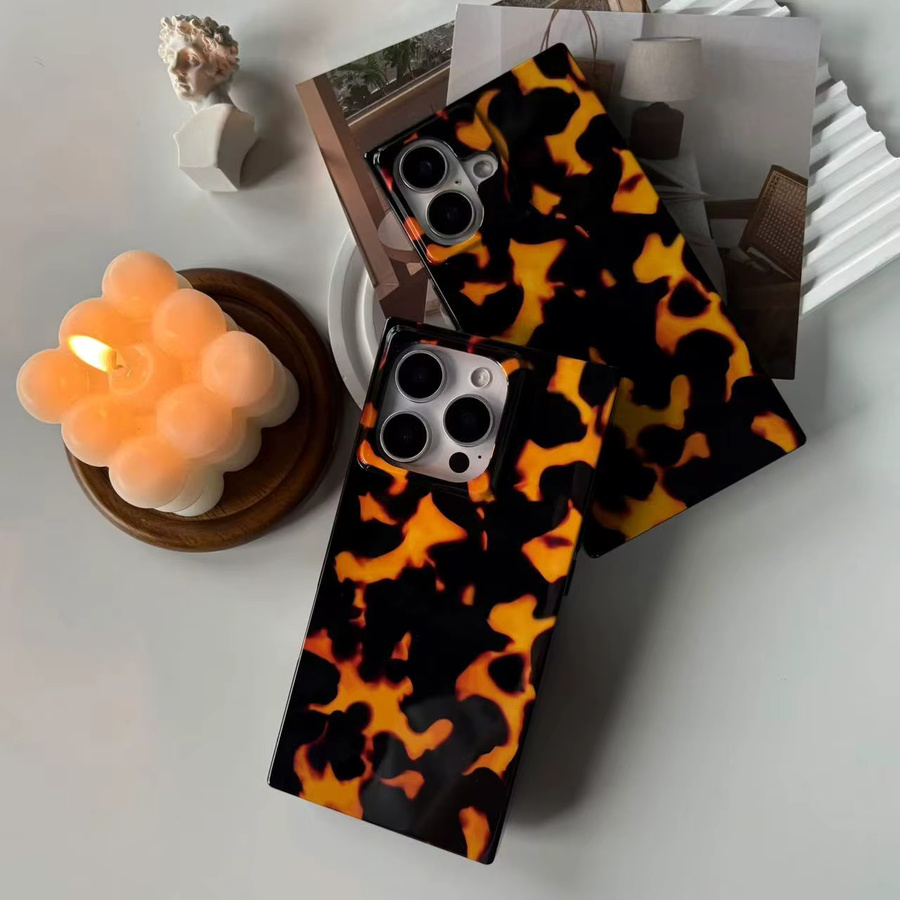 Glänzende iPhone Schutzhülle mit gelbem Flammenmuster und bernsteinfarbenem Hawksbill Design für iPhone 13, 14, 15, 16 und 17 Pro Max - Bild 2