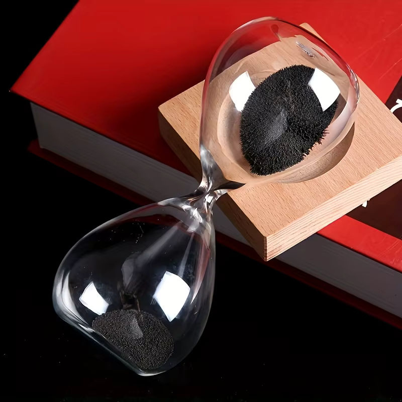 Eleganter magnetischer Sanduhr-Timer aus Glas mit braunem Holzsockel, dekoratives minimalistisches Desktop-Zubehör für Büro und Zuhause in Transparent und Braun - Bild 4