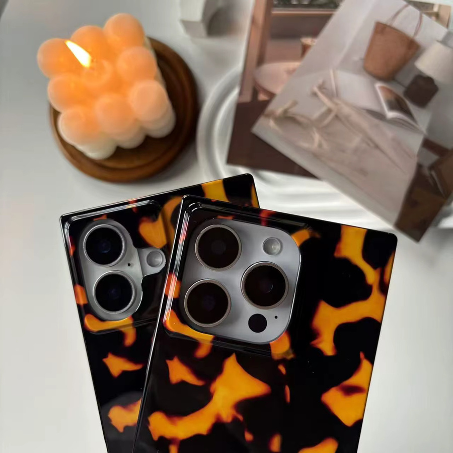 Glänzende iPhone Schutzhülle mit gelbem Flammenmuster und bernsteinfarbenem Hawksbill Design für iPhone 13, 14, 15, 16 und 17 Pro Max - Bild 4