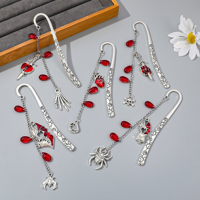Gotisches Metall-Lesezeichen mit rotem Kristall-Totenkopf, Spinnen und Skelett-Anhänger in Silber und Rot für Dark Academia Liebhaber - Bild 1