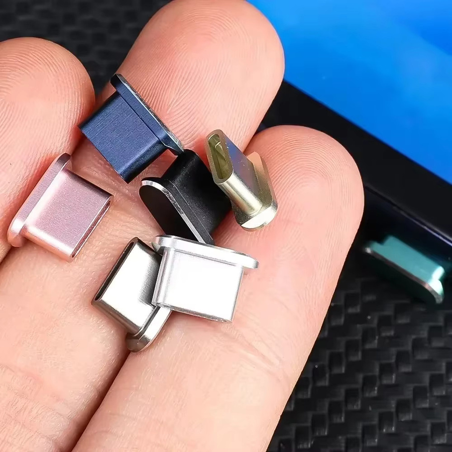 2er-Set Metall Staubschutz für iPhone 17 Pro Max, iPhone 16 Plus und iPhone 15 mit USB-C Ladeanschluss Schutzabdeckkappe und Reinigungsbürste in Schwarz und Silber - Bild 5