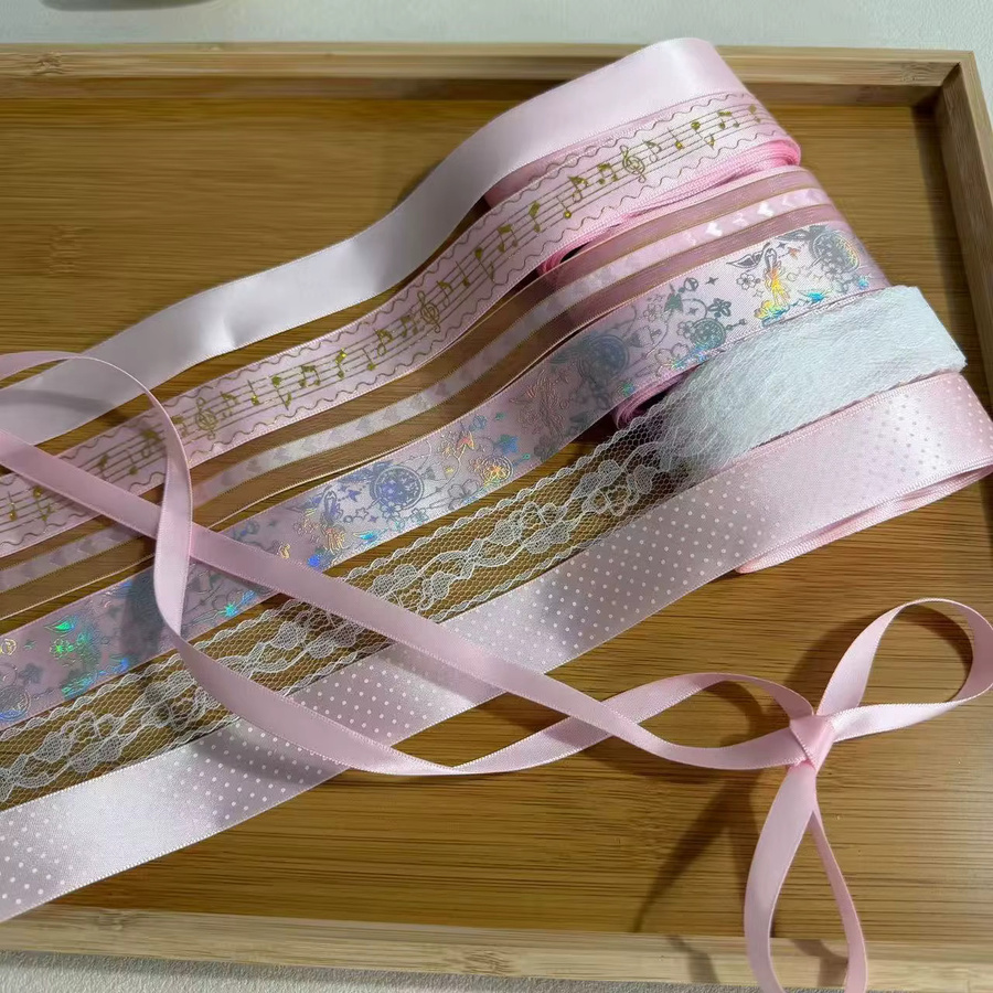 7-teiliges Retro-Bandset aus Satin in Pink mit antiken amerikanischen Abzeichen als DIY Handarbeitsmaterial-Kit für Schleifen und Bastelarbeiten - Bild 1