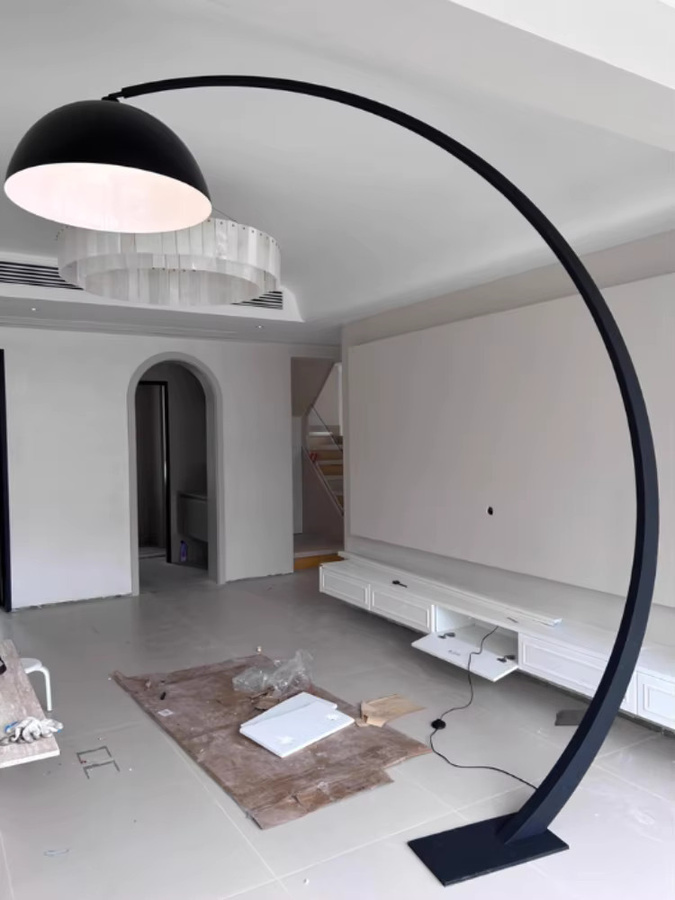 HomeLover Minimalistische LED-Bogenstehleuchte in Schwarz aus Metall für Wohnzimmer und Schlafzimmer - Bild 2