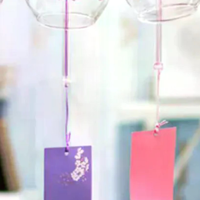 Japanisches Windspiel aus Glas mit floralem Design zum Aufhängen als Gartenornament oder Dekoration für das Innenfenster - Bild 1