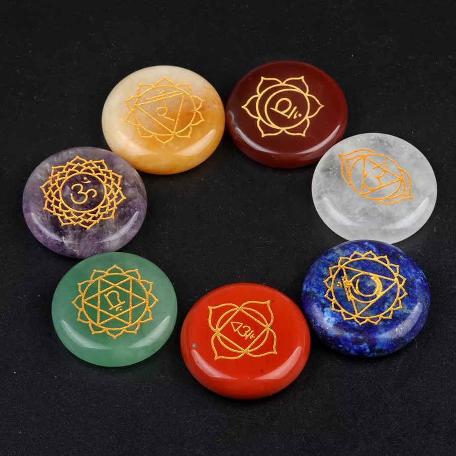 Welt der Kristalle Sieben Chakra Kristalle mit gravierten Symbolen, natürliche Reiki Heilsteine, bunt, rund und poliert - Bild 4