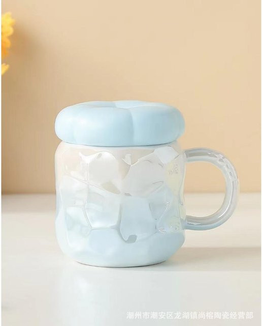 Keramiktasse mit Blumendeckel von Yiran Furniture in Blau mit Farbverlauf, 420 ml - Bild 1