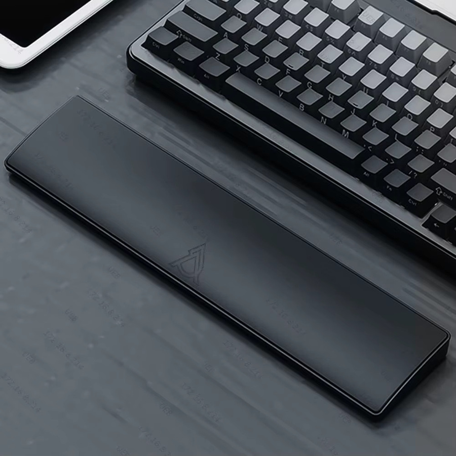 81-Tasten Lernspiel-Tastatur mit ergonomischer Handgelenkstütze und rutschfester Gummi-Basis in Schwarz - Bild 1