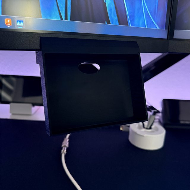 Elgato Stream Deck MK2 Halterung in Schwarz: Platzsparender Klemmständer für die Montage unter dem Monitor - Bild 1