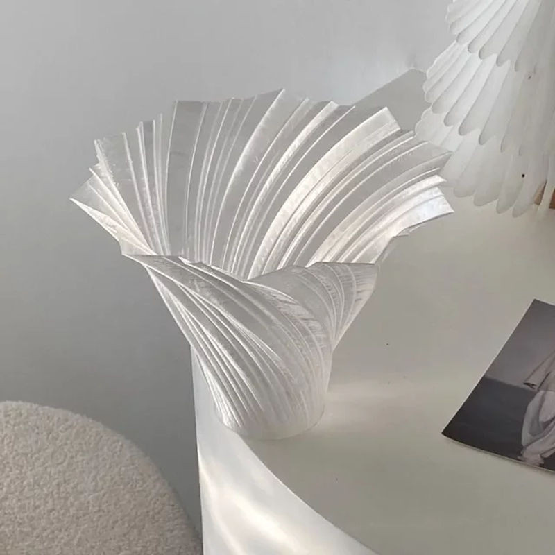 Dekorative Vase von oeny in Weiß, moderne abstrakte Kunstharz-Vase mit unregelmäßigem Design für Schnittblumen und Dekoration - Bild 1