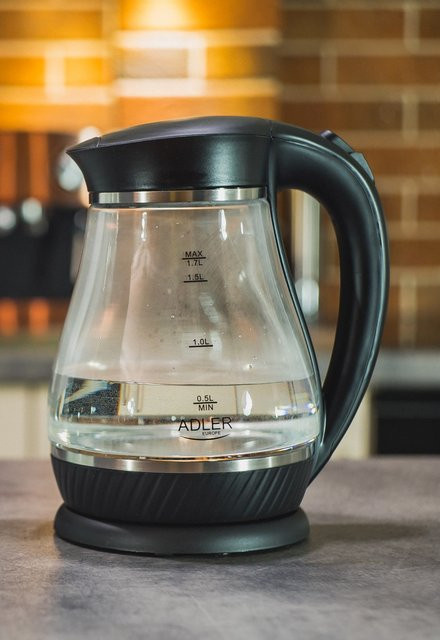 Adler Elektrischer Wasserkocher aus Glas in Schwarz mit 1,7 l Volumen und 2200 W Leistung - Bild 1