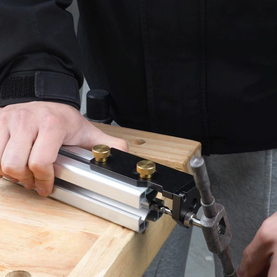 FNICEL Manuelles Gewindeschneidwerkzeug als vielseitiger Jig-Locator für Aluminiumprofile Typ 20/30/40 in Schwarz - Bild 3