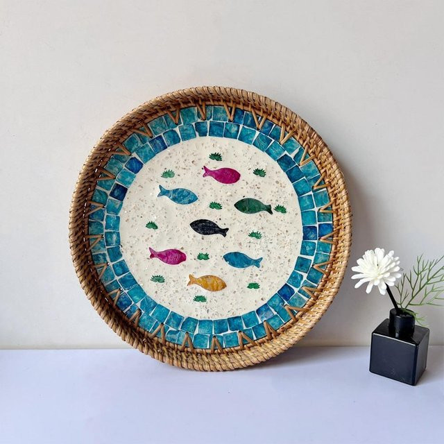 Handgefertigtes Rattan Serviertablett von Qingrui mit Muschel-Mosaik im Boho-Design, rund, Mehrfarbig, Durchmesser: 28 cm, Höhe: 3 cm - Bild 1
