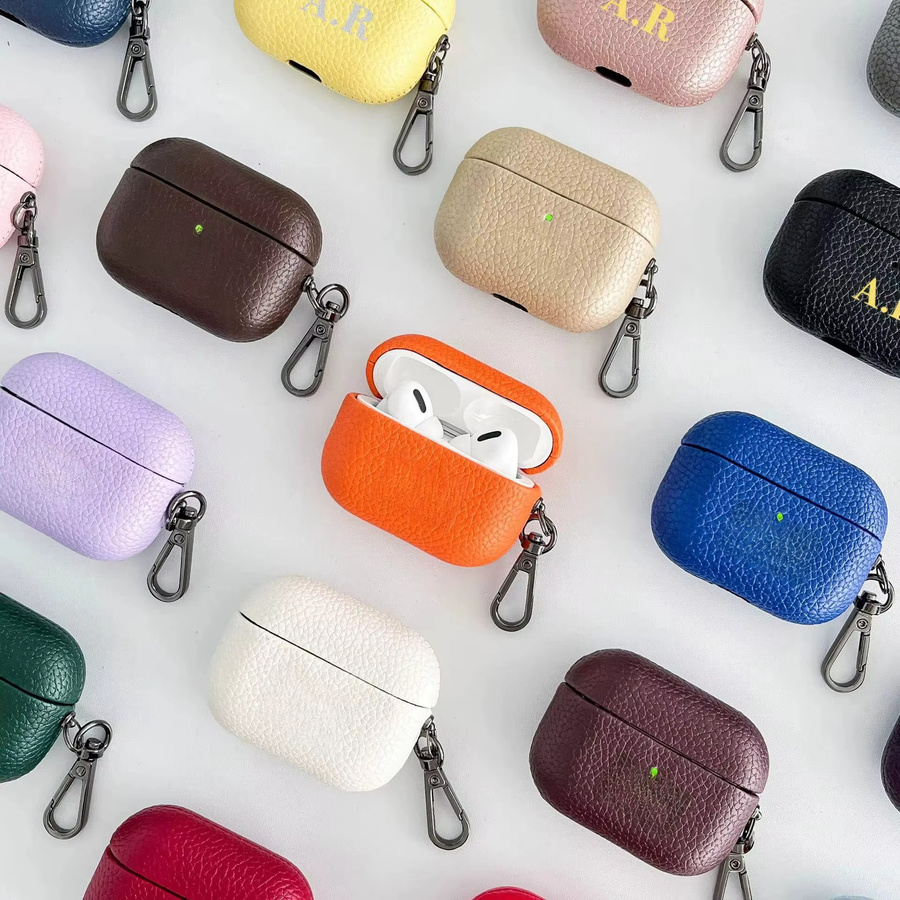 Individuelle Airpods Schutzhülle mit personalisierten Initialen und Litschi-Hautmuster in Grau inklusive Schlüsselanhänger für Apple Airpods 1, 2, 3, 4 und Pro 2 - Bild 3