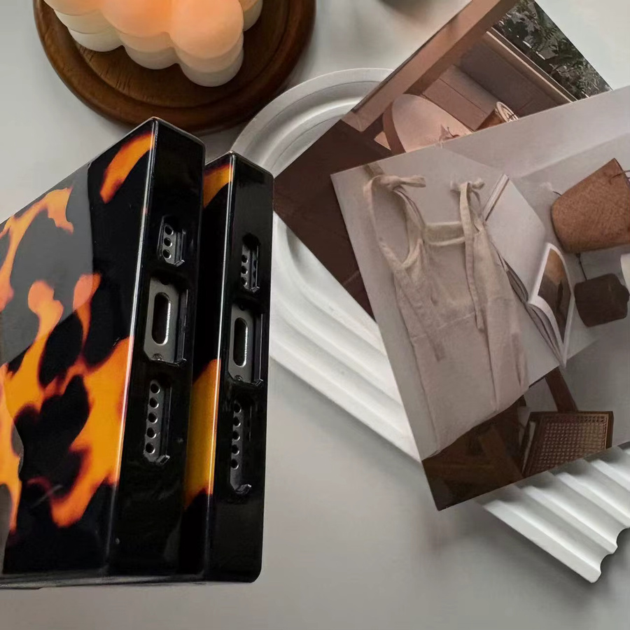 Glänzende iPhone Schutzhülle mit gelbem Flammenmuster und bernsteinfarbenem Hawksbill Design für iPhone 13, 14, 15, 16 und 17 Pro Max - Bild 3