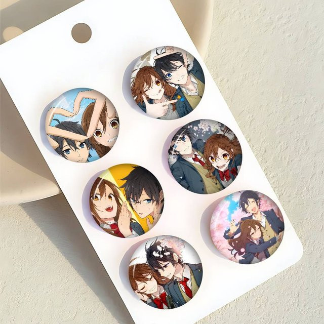 Kayou Brosche, Anime Horimiya, Runde Anstecknadel, Unisex - Bild 1