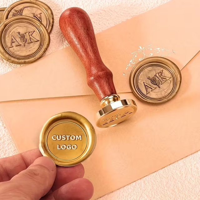 Personalisierter Wachssiegelstempel aus Messing mit Logo in Gold für Bastelarbeiten, Umschläge und Hochzeitseinladungen - Bild 1