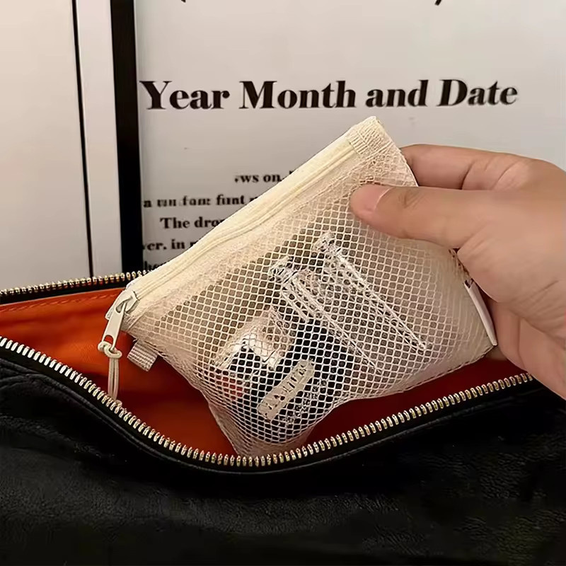 Tragbare Reise-Kosmetiktasche mit Reißverschluss und zweilagigem Netz-Organizer in Beige - Bild 2