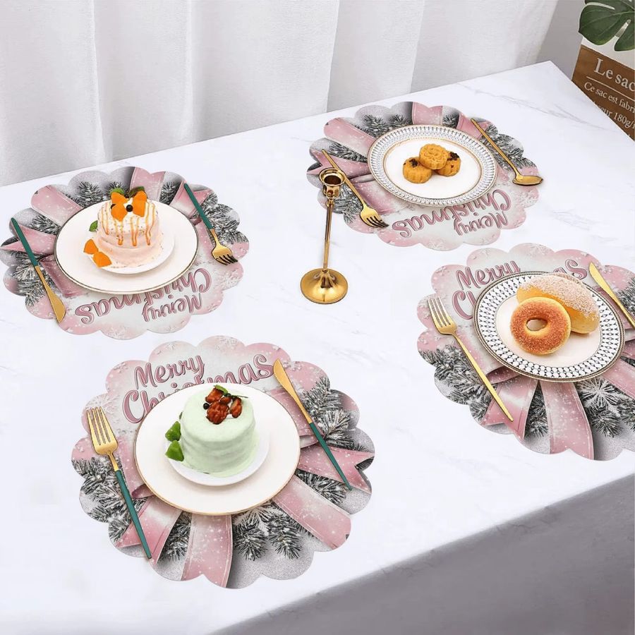 VIKAMA 4-teiliges Weihnachts-Tischset Set in Rosa mit Schleifen, Schneeflocken und Tannenzweigen zur Tischdekoration - Bild 3