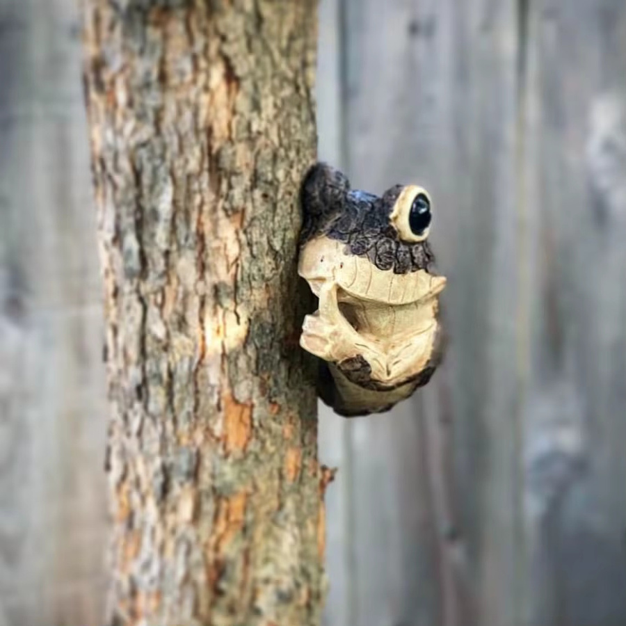 Dekorative Frosch-Figur aus Harz als hängendes Gartenornament in Braun - Bild 5