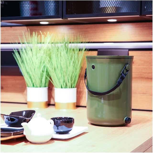 Skaza Bokashi Organko 2 Küchenkompostbehälter Starter Set in Olive Grün mit 9,6 l Volumen und 1 kg EM Bestreuung - Bild 1