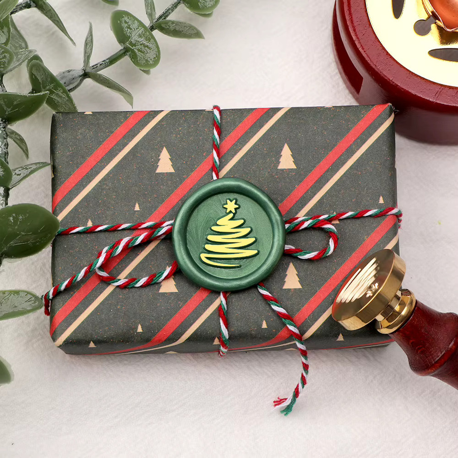 Wachssiegelstempel Weihnachtsserie mit austauschbaren Messingstempelköpfen Hirsch und Weihnachtsbaum aus Holz zur Dekoration von Geschenken und Grußkarten - Bild 3