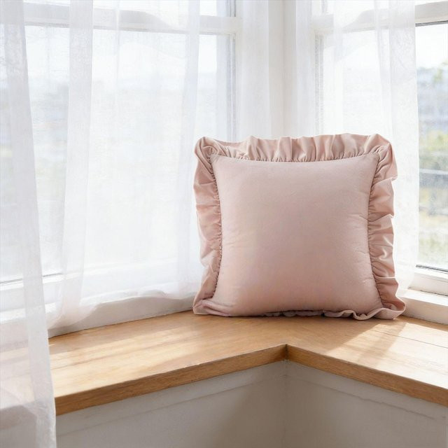Dekorativer Samt Kissenbezug mit Rüschen von JMG Clothing in Beige, Rosa oder Grau, B/H: 45 x 45 cm - Bild 1