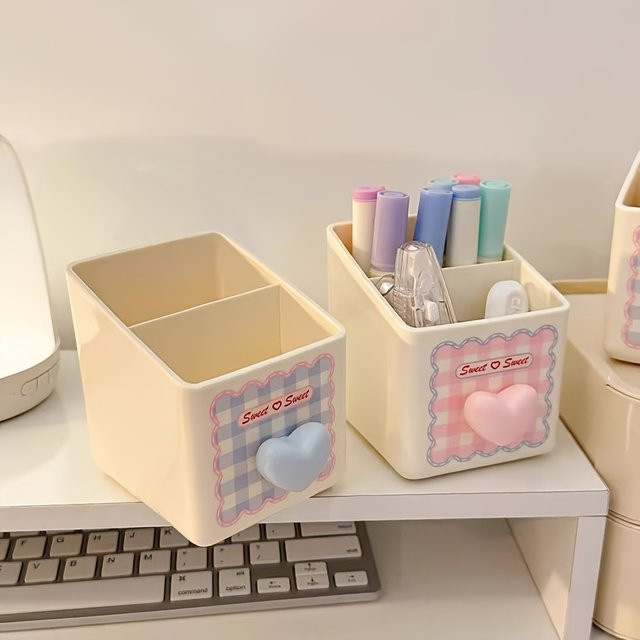 Niedlicher Schreibtisch-Organizer mit Stifthalter und mehreren Fächern in Beige und Pink mit Herz- und Blumendesign aus Kunststoff - Bild 1