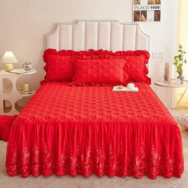 Gesteppter Bettrock aus Baumwolle mit Sojabohnen-Füllung in Rot, 3-teiliges Set mit floralem Design, B/T: 150 x 200 cm - Bild 1