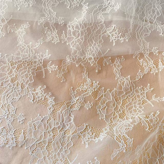 R SMEALE Blumen Spitzenstoff in Weiß für Hochzeitskleider, Abendkleider und dekorative Accessoires - Bild 1