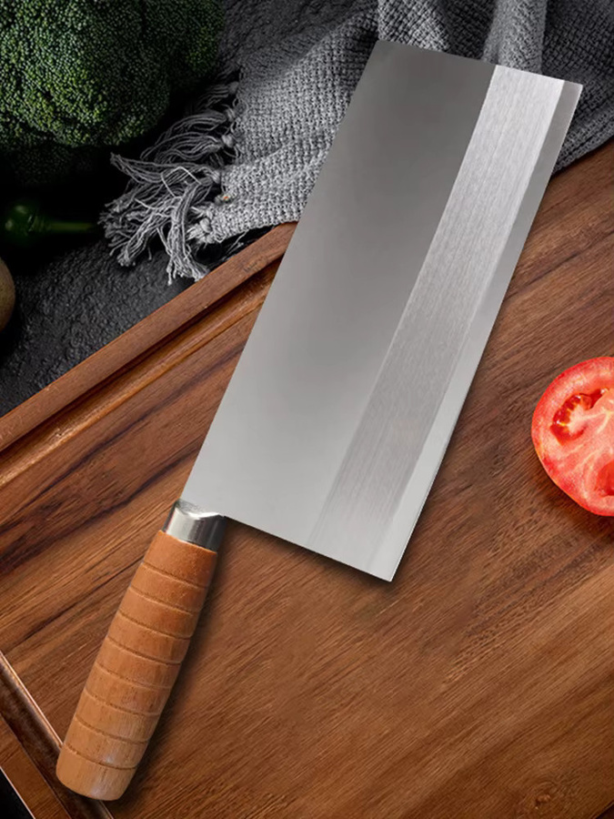 Handgeschmiedetes chinesisches Hackmesser von GuanQi als ultrascharfes Filetiermesser und Kochmesser für Fleisch und Gemüse mit Holzgriff in Silber - Bild 6