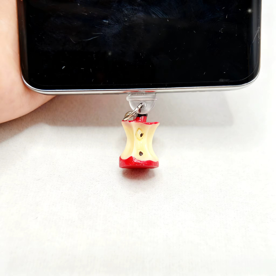Realistischer Apfelkern Handystaubschutz-Anhänger in Rot als niedliches Lebensmittel-Ornament - Bild 2