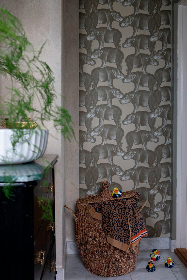 Studio Lisa Bengtsson Tapete Hippo in Grau mit Tiermotiv im skandinavischen Design - Bild 1