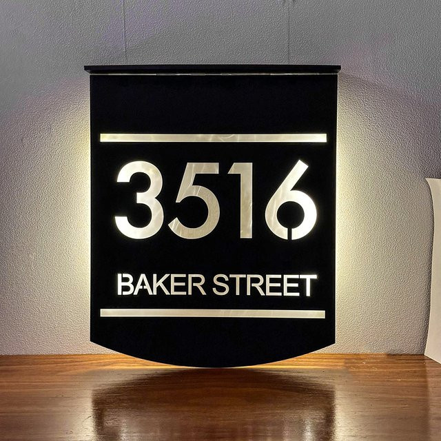 Personalisiertes Solar LED Hausnummer Schild aus Acryl von Bobobird WoodenArt Store, Wandmontage - Bild 1