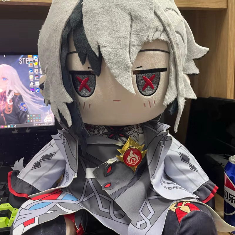 MiHoYo Genshin Impact Arlecchino Der Nar Plüschpuppe, 40cm, Sitzende Pose, Austauschbare Kleidung - Bild 4