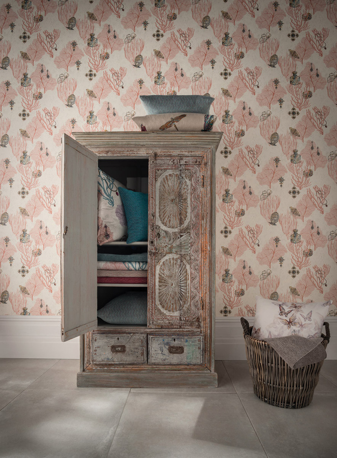 Korallentapete Coralino von Osborne & Little in Pink und Multicolour mit floralem Naturdesign - Bild 1