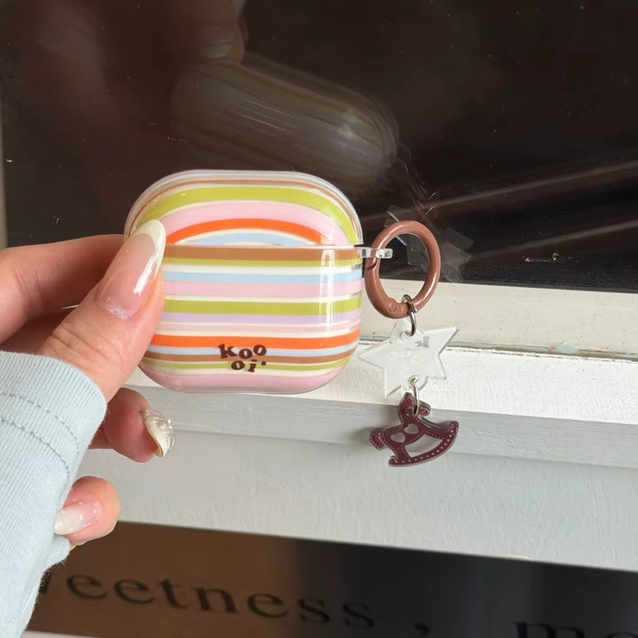 Stoßfeste Schutzhülle für Apple AirPods 1, 2, 3, 4 und Pro 2 mit buntem Patchwork-Streifen-Design und Holzpferd-Anhänger, Multicolor - Bild 3