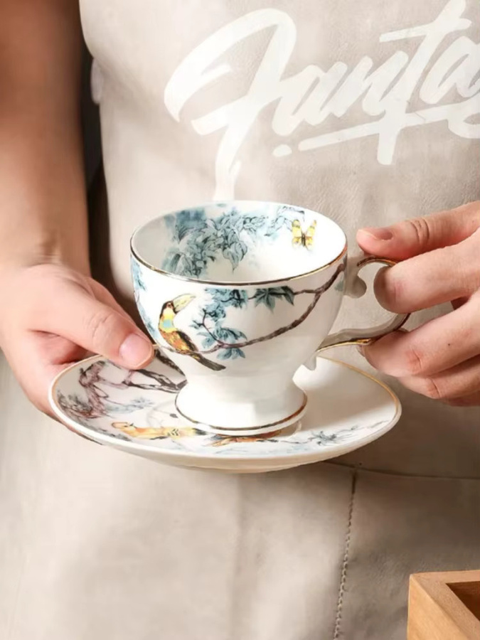 Keramiktasse mit Untertasse im floralen Blumen- und Vogelmuster, Mehrfarbig - Bild 6