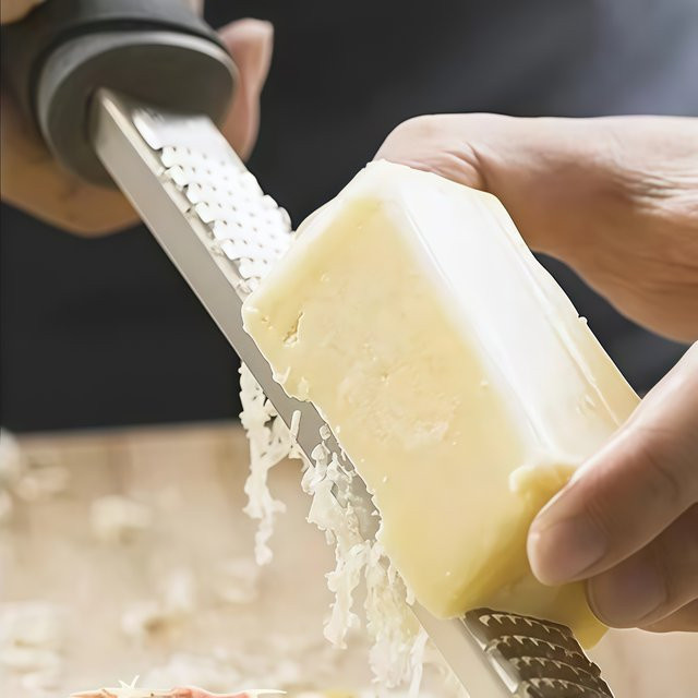 PDQ Multifunktions-Käsereibe aus Edelstahl in Silber für Käse, Zitrone, Schokolade und Gemüse - Bild 1