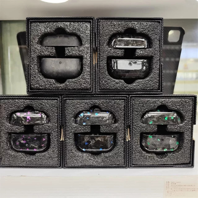 Samsung Kopfhörer-Schutzhülle für Buds 3/3Pro in Schwarz mit Kohlefaser-Design und Unterstützung für kabelloses Laden - Bild 1
