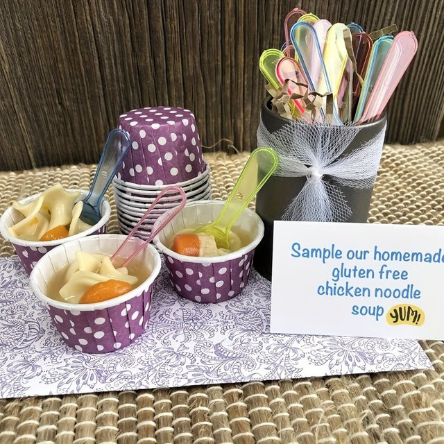 100 Stück bunte gepunktete Backförmchen aus Papier als Mini-Cupcake- und Muffin-Einlagen in verschiedenen Farben - Bild 1
