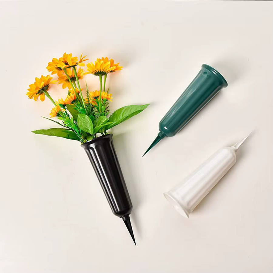Grüne Friedhofsvase aus Kunststoff mit Spikes als Blumenhalter für Grabsteine und Grabdekorationen im Außenbereich - Bild 3