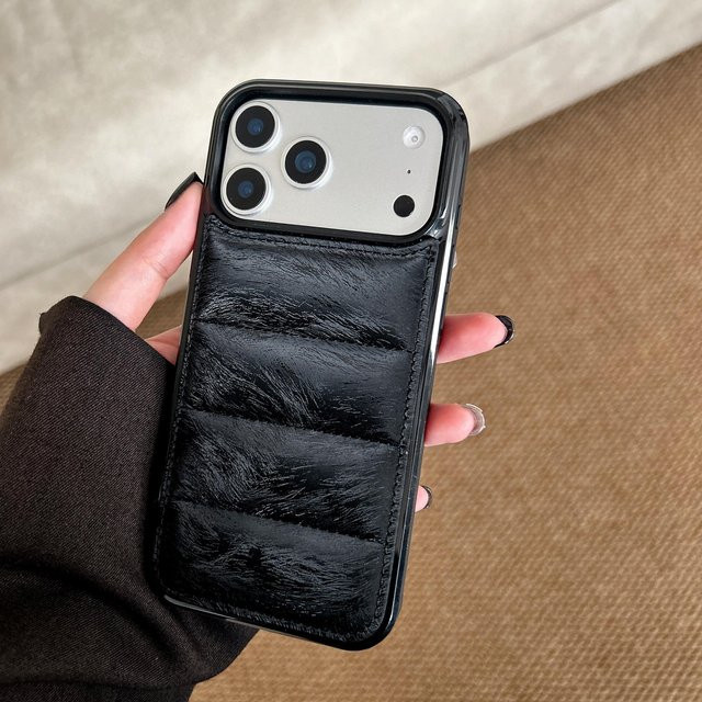 Stoßfeste Silikon Handyhülle im bunten Daunenjacke-Muster für Apple iPhone 17 16 15 14 13 Pro Max Plus Mini in Multicolour und Schwarz - Bild 1